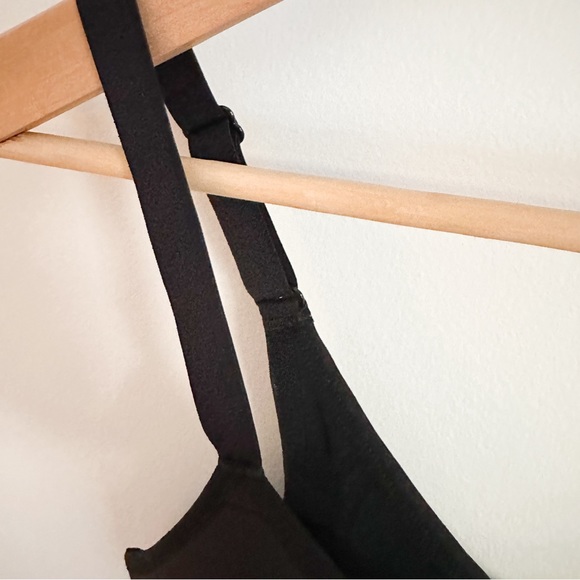 • NWT! • Old Navy adjustable black sport bra - Picture 3 of 4